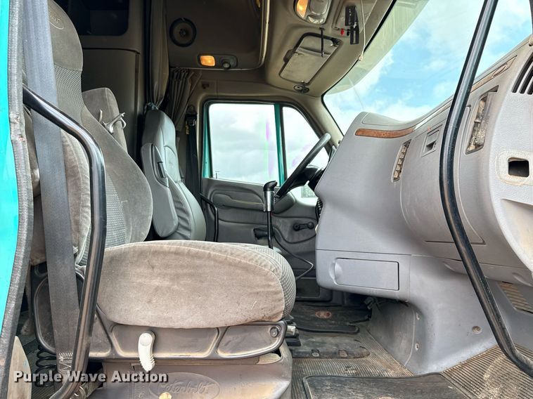 image for item ED5580 2010 Peterbilt 387 semi truck