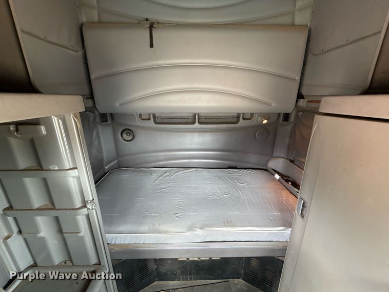 image for item ED5580 2010 Peterbilt 387 semi truck