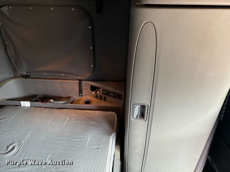 image for item ED5580 2010 Peterbilt 387 semi truck