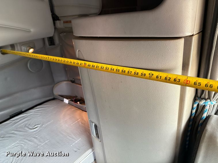 image for item ED5580 2010 Peterbilt 387 semi truck