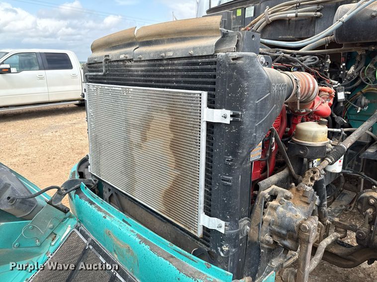 image for item ED5580 2010 Peterbilt 387 semi truck