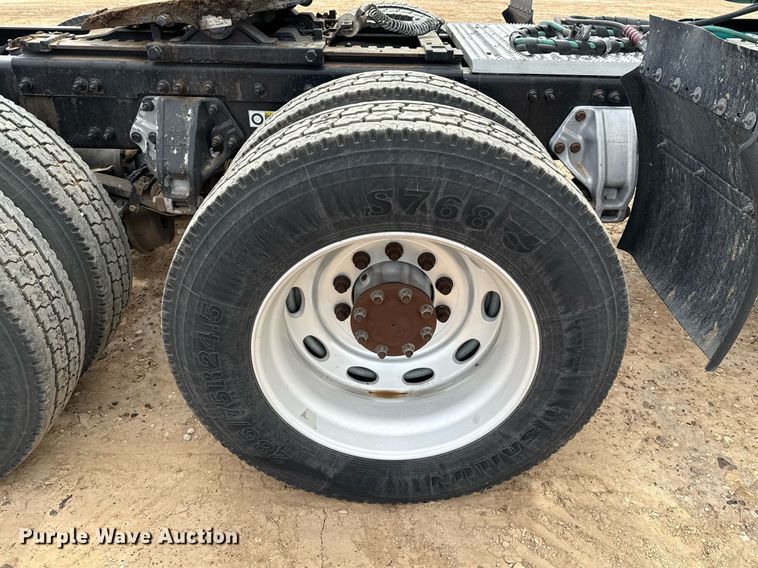 image for item ED5580 2010 Peterbilt 387 semi truck