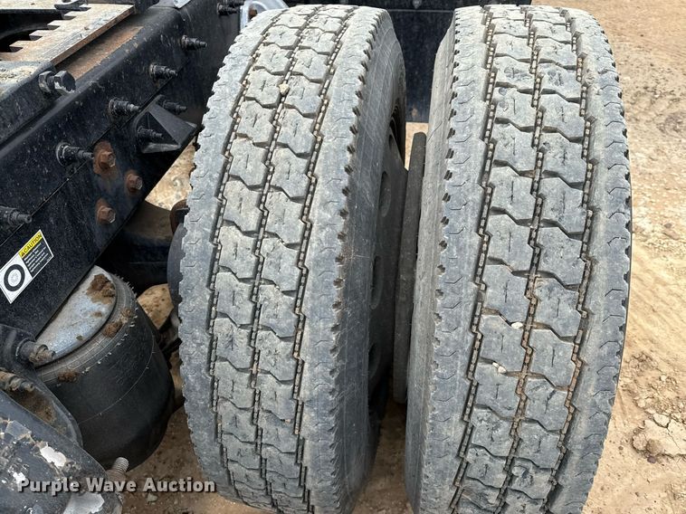 image for item ED5580 2010 Peterbilt 387 semi truck