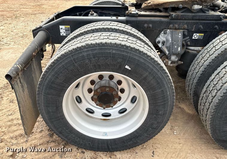 image for item ED5580 2010 Peterbilt 387 semi truck