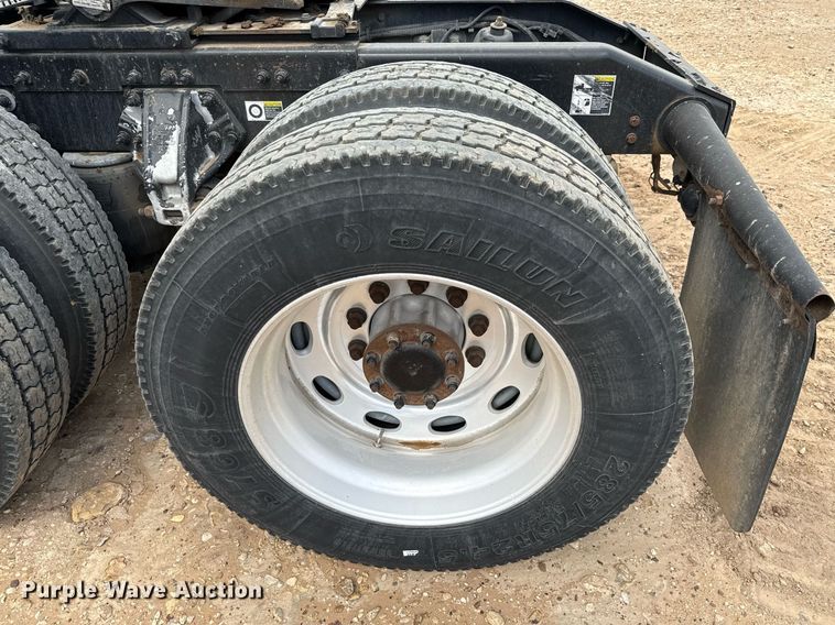 image for item ED5580 2010 Peterbilt 387 semi truck