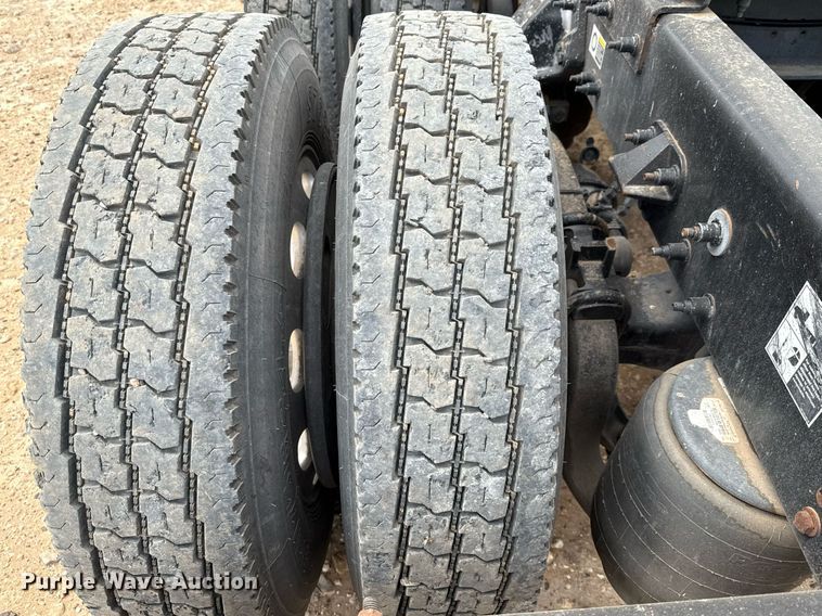 image for item ED5580 2010 Peterbilt 387 semi truck