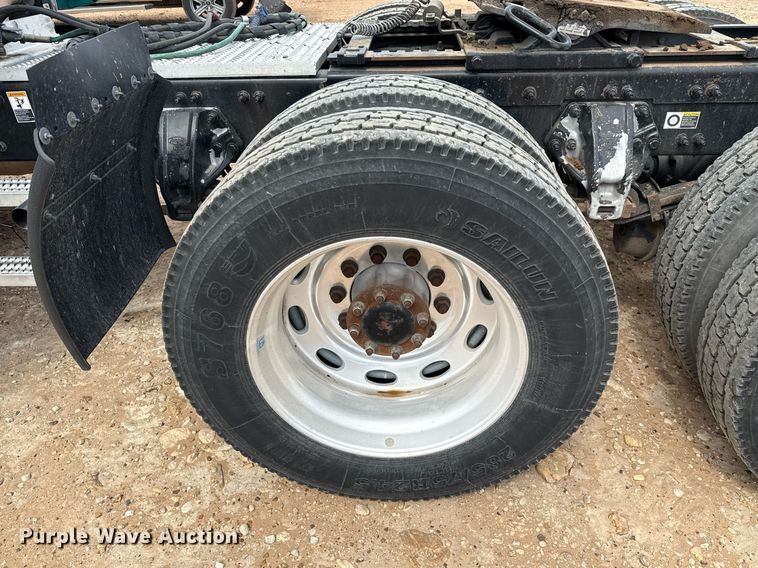 image for item ED5580 2010 Peterbilt 387 semi truck