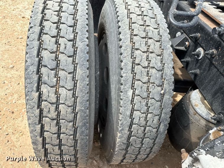 image for item ED5580 2010 Peterbilt 387 semi truck