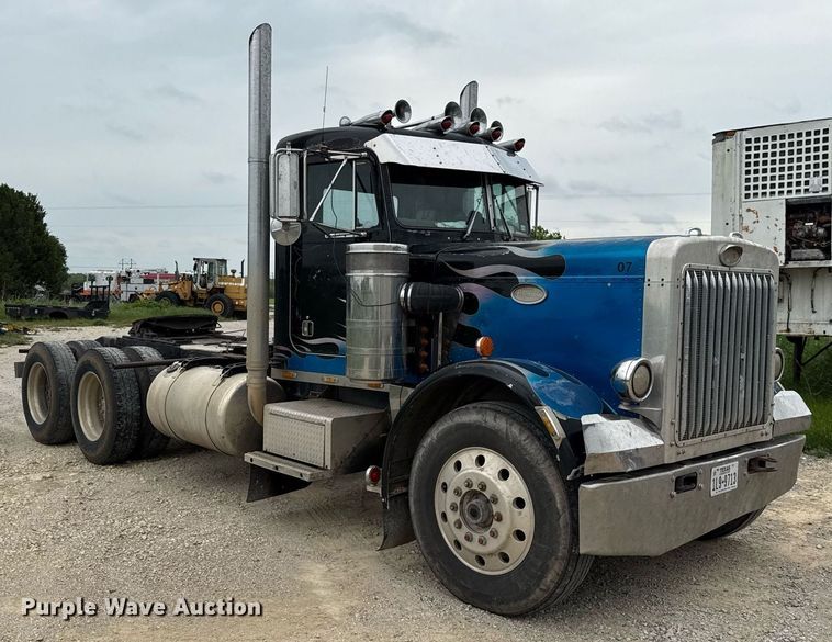 image for item ED5597 1983 Peterbilt  359 semi truck