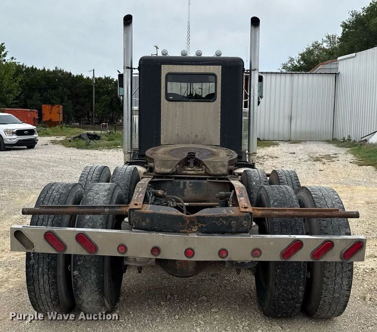 image for item ED5597 1983 Peterbilt  359 semi truck