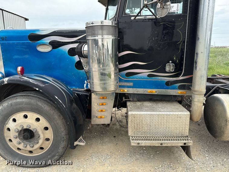 image for item ED5597 1983 Peterbilt  359 semi truck