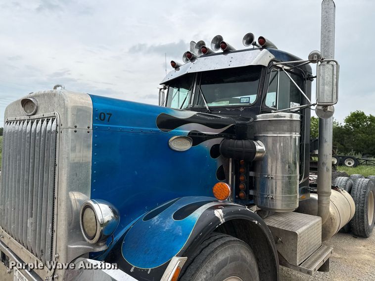image for item ED5597 1983 Peterbilt  359 semi truck