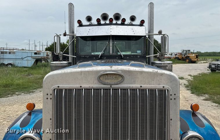 image for item ED5597 1983 Peterbilt  359 semi truck
