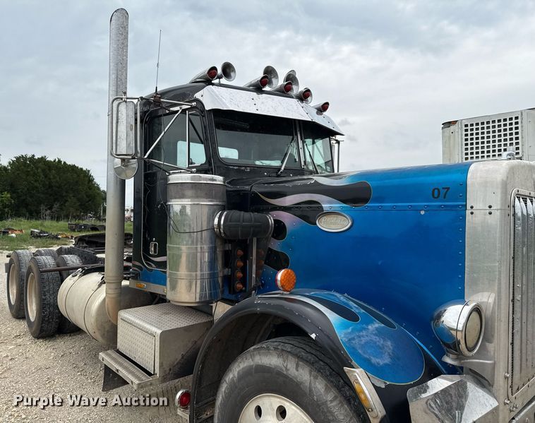 image for item ED5597 1983 Peterbilt  359 semi truck