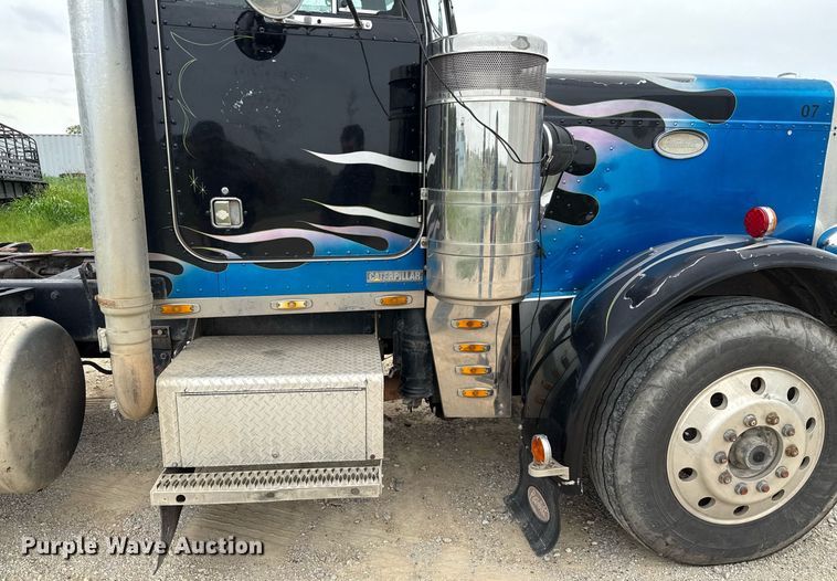image for item ED5597 1983 Peterbilt  359 semi truck