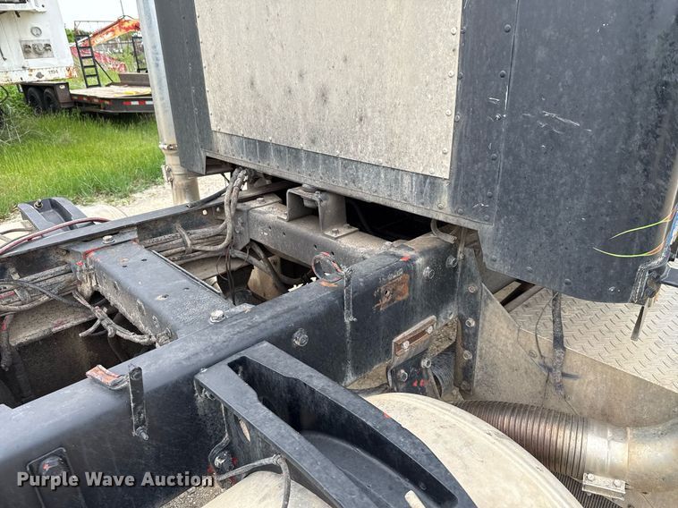 image for item ED5597 1983 Peterbilt  359 semi truck