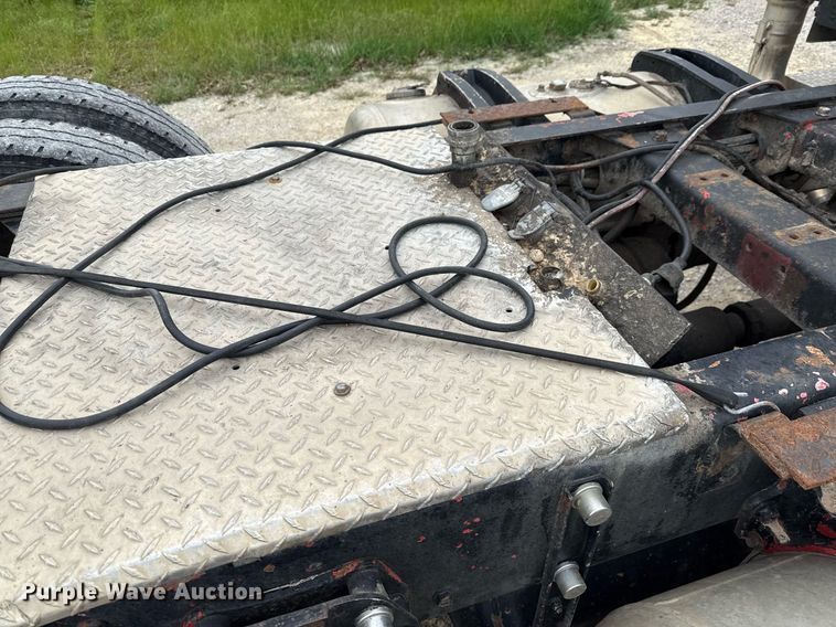 image for item ED5597 1983 Peterbilt  359 semi truck