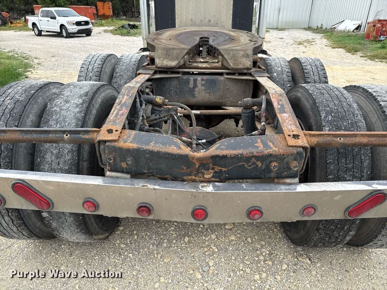 image for item ED5597 1983 Peterbilt  359 semi truck