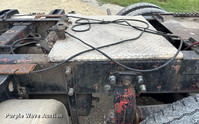 image for item ED5597 1983 Peterbilt  359 semi truck