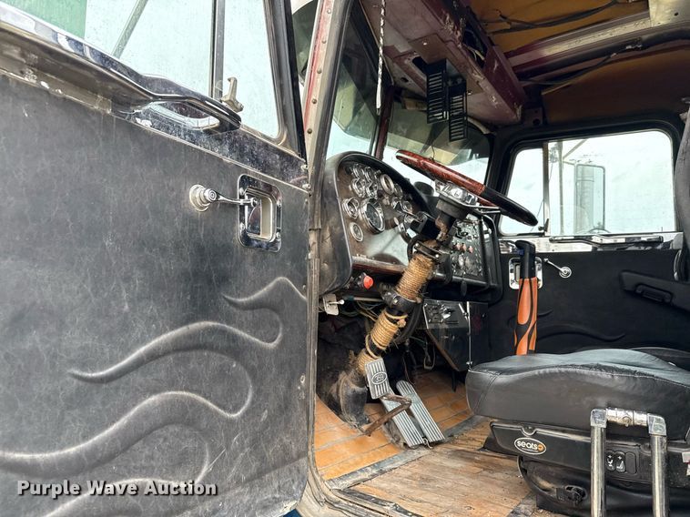 image for item ED5597 1983 Peterbilt  359 semi truck