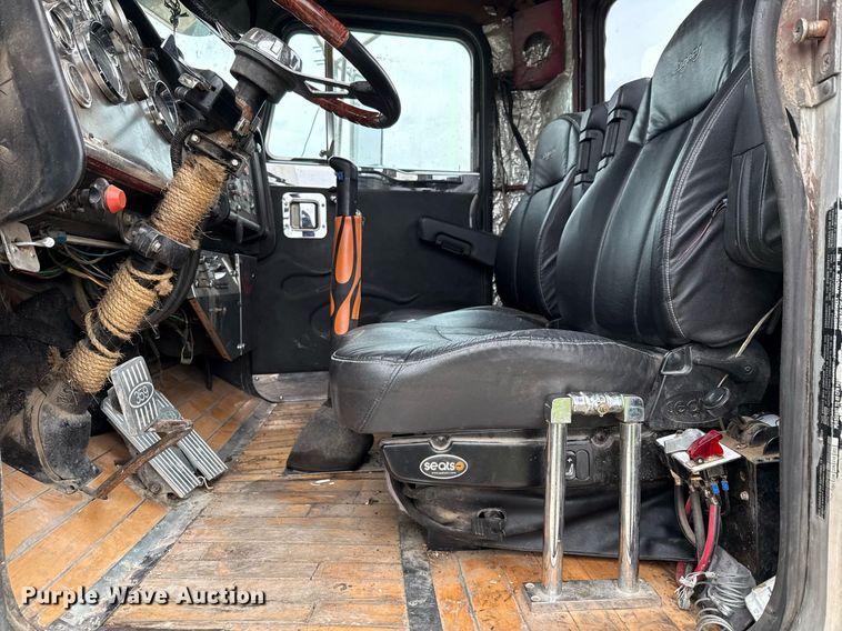 image for item ED5597 1983 Peterbilt  359 semi truck