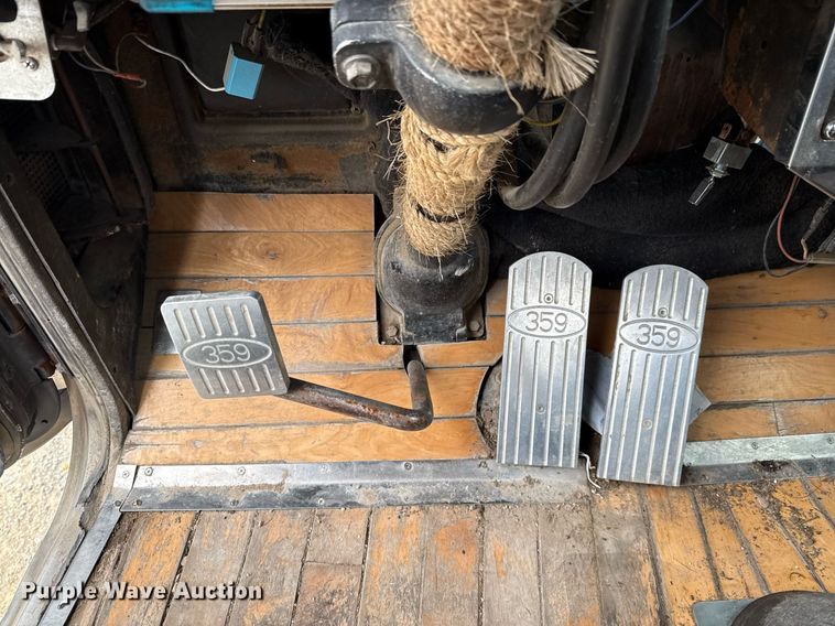 image for item ED5597 1983 Peterbilt  359 semi truck