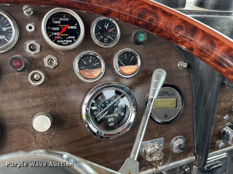 image for item ED5597 1983 Peterbilt  359 semi truck