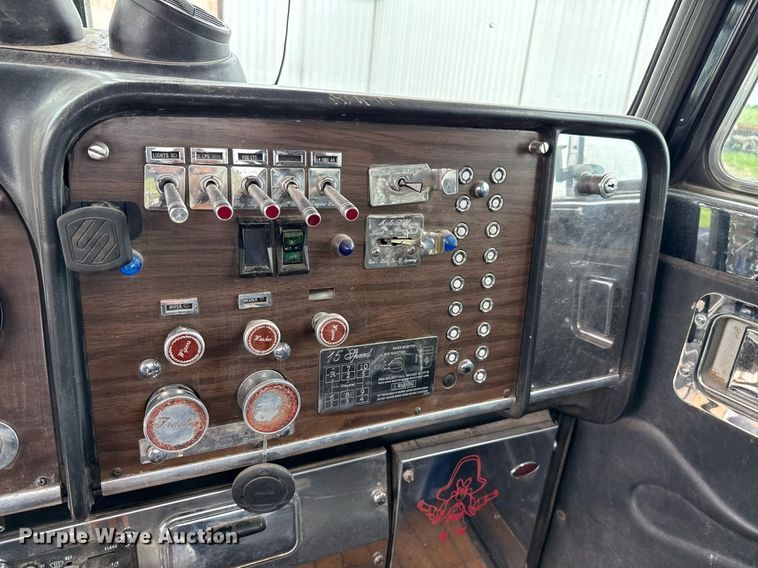 image for item ED5597 1983 Peterbilt  359 semi truck