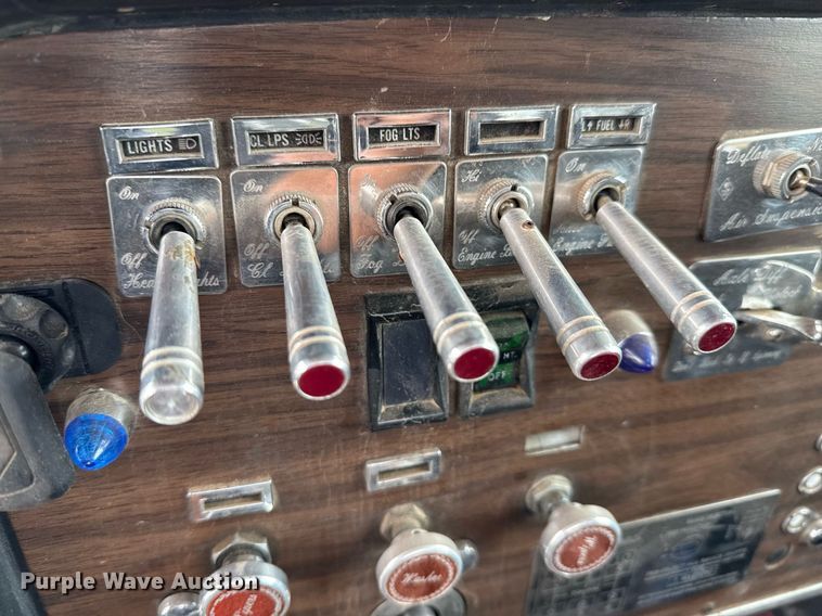 image for item ED5597 1983 Peterbilt  359 semi truck