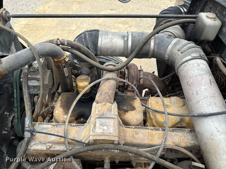 image for item ED5597 1983 Peterbilt  359 semi truck