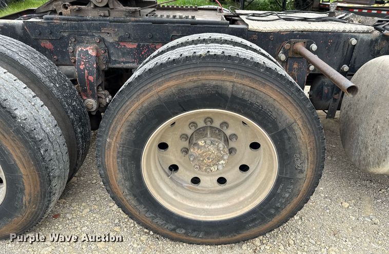 image for item ED5597 1983 Peterbilt  359 semi truck