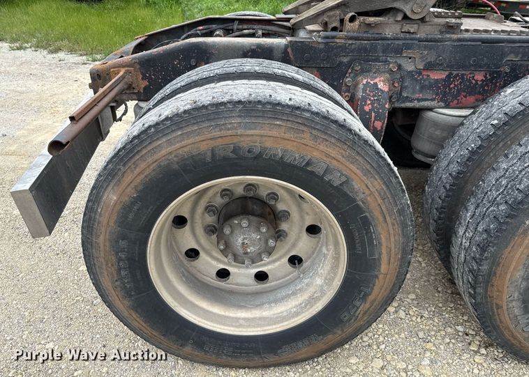 image for item ED5597 1983 Peterbilt  359 semi truck