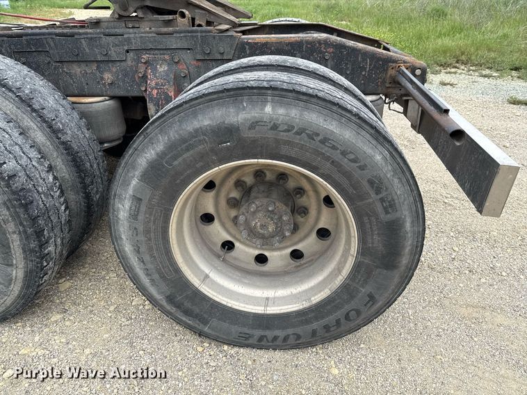 image for item ED5597 1983 Peterbilt  359 semi truck