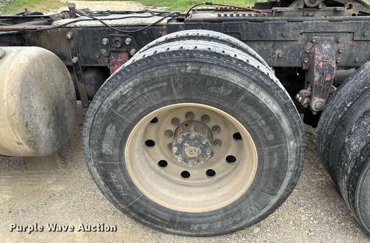 image for item ED5597 1983 Peterbilt  359 semi truck