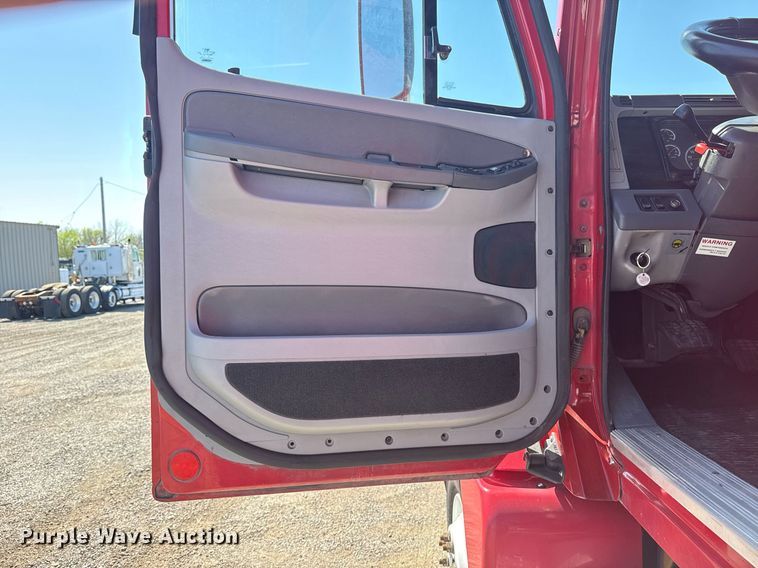 image for item EG5759 2006 Freightliner Columbia semi truck