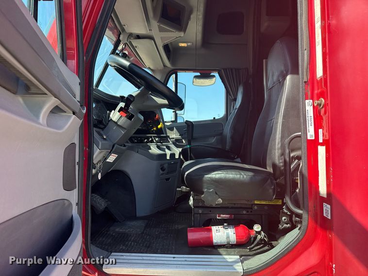 image for item EG5759 2006 Freightliner Columbia semi truck