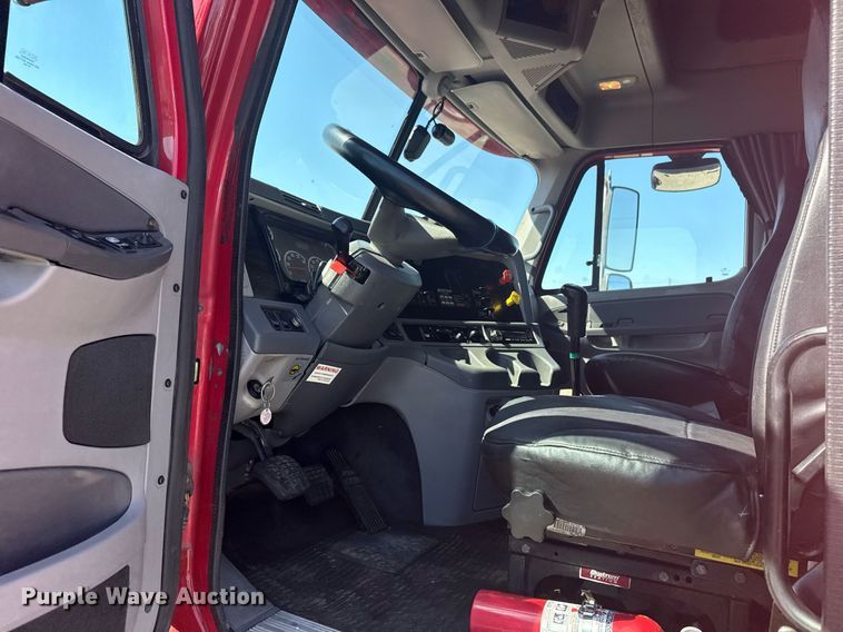 image for item EG5759 2006 Freightliner Columbia semi truck