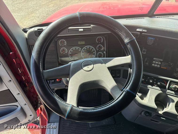 image for item EG5759 2006 Freightliner Columbia semi truck