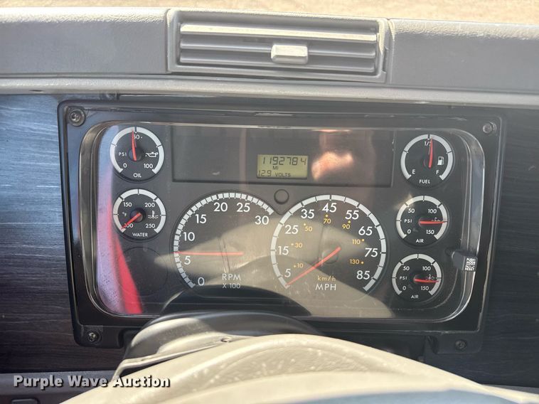 image for item EG5759 2006 Freightliner Columbia semi truck