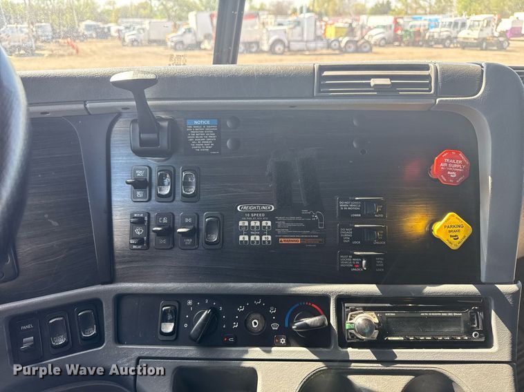 image for item EG5759 2006 Freightliner Columbia semi truck