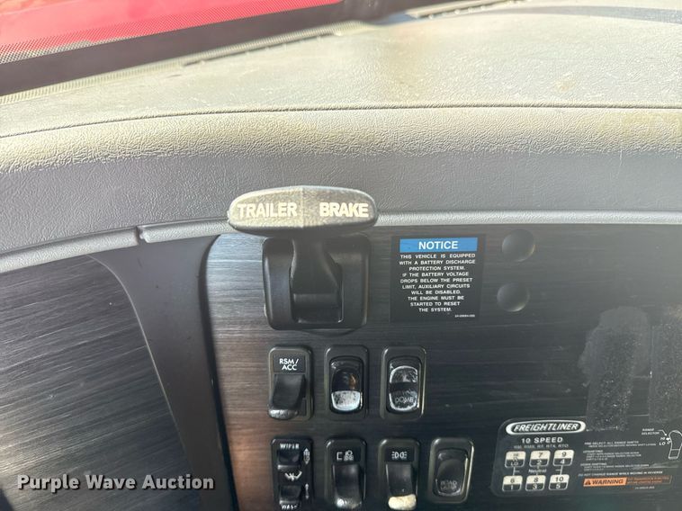 image for item EG5759 2006 Freightliner Columbia semi truck