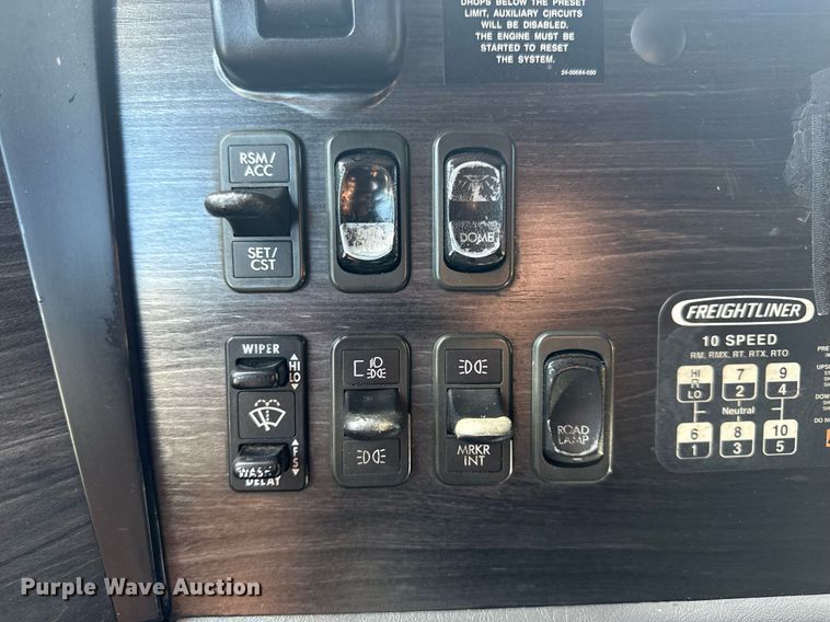 image for item EG5759 2006 Freightliner Columbia semi truck