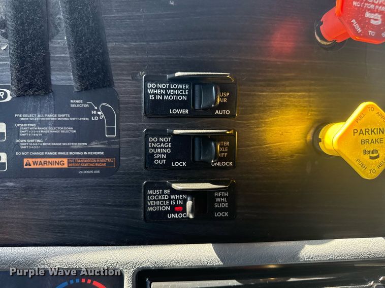 image for item EG5759 2006 Freightliner Columbia semi truck