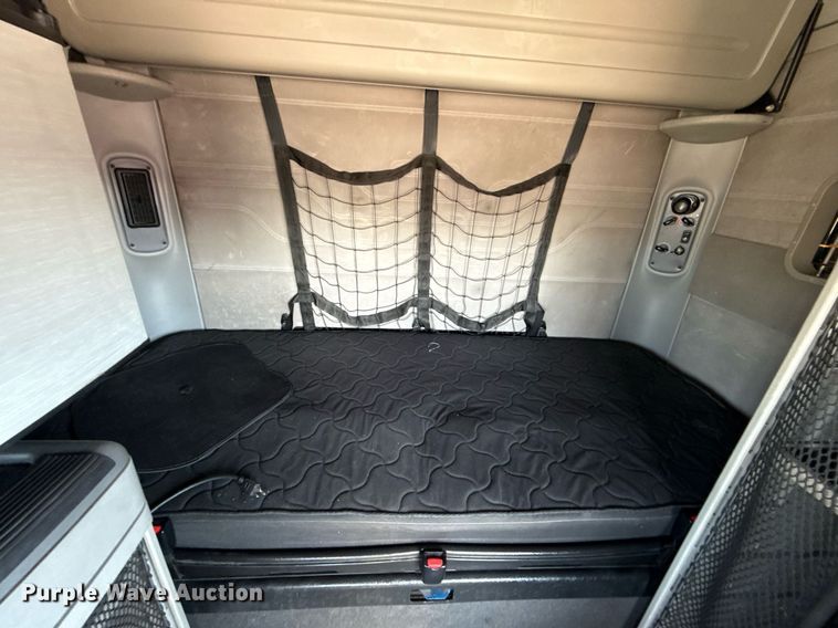 image for item EG5759 2006 Freightliner Columbia semi truck