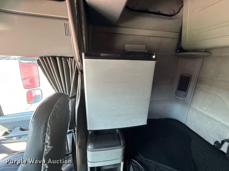 image for item EG5759 2006 Freightliner Columbia semi truck