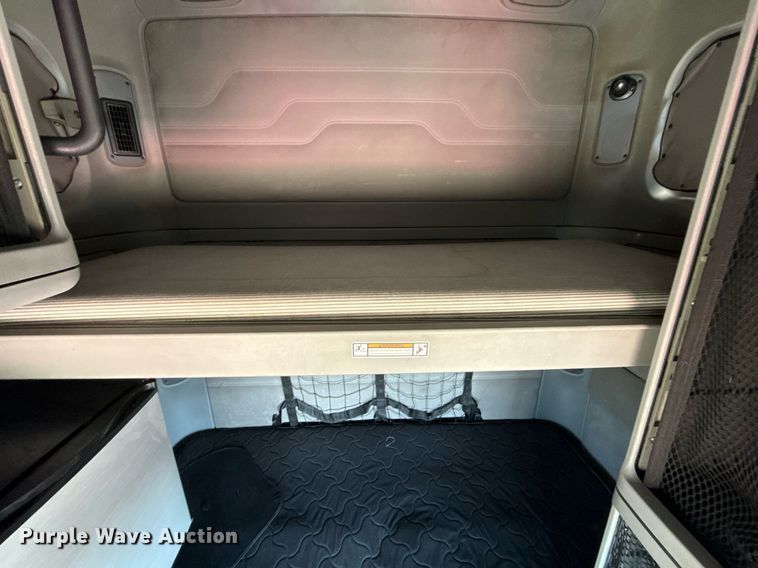 image for item EG5759 2006 Freightliner Columbia semi truck