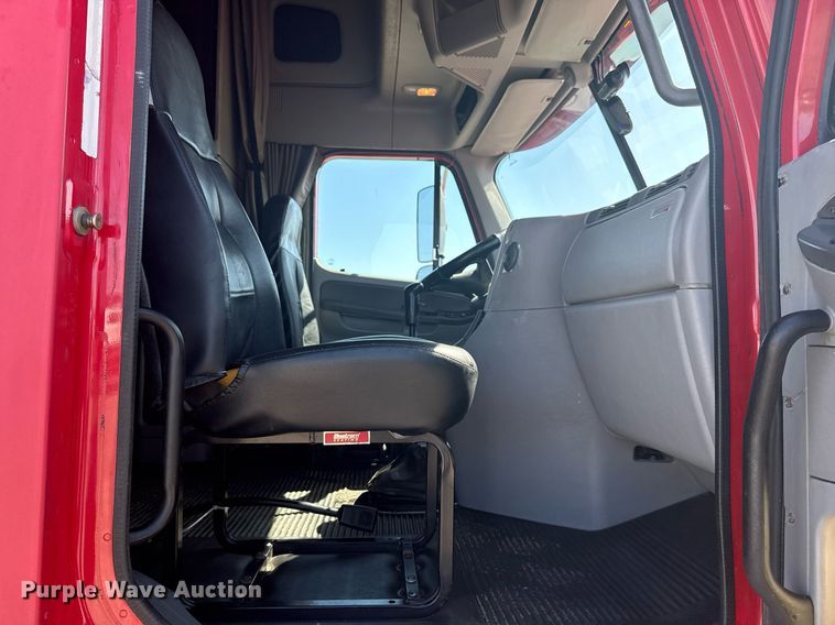 image for item EG5759 2006 Freightliner Columbia semi truck