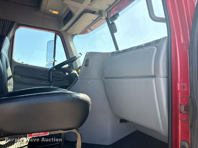 image for item EG5759 2006 Freightliner Columbia semi truck