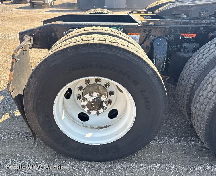 image for item EG5759 2006 Freightliner Columbia semi truck