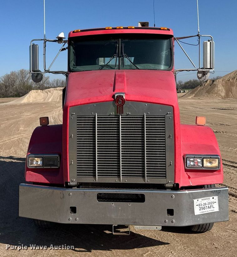 image for item EG6320 2007 Kenworth T800 semi truck